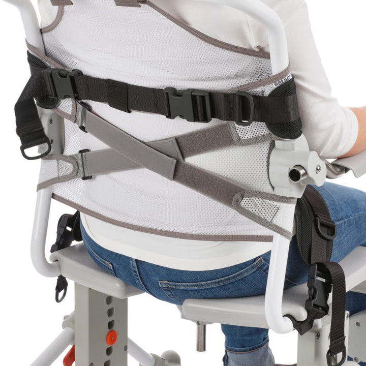 Hip belt / chest belt upholstered on lady with white shirt and jeans